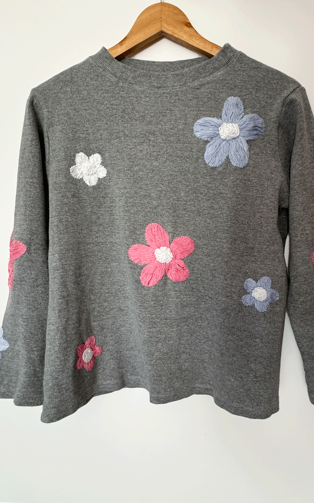 Ribbed thread embroidered sweater