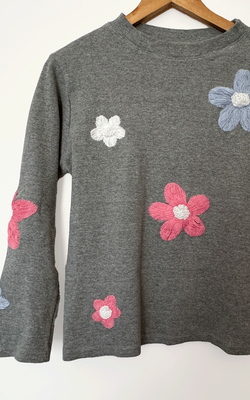 Ribbed thread embroidered sweater